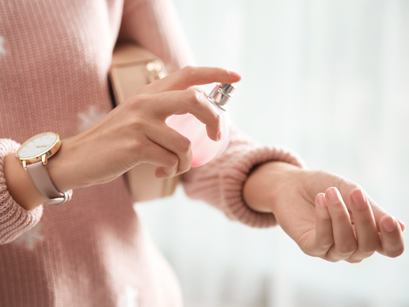 7-astuces-pour-faire-tenir-son-parfum
