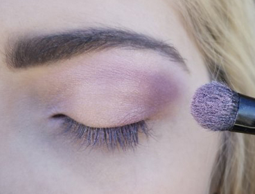 Maquillage facile pour mettre en valeur ses yeux bleus dégradé de fards à paupières