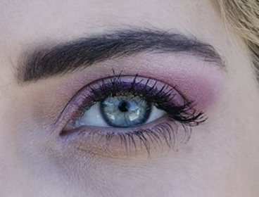 Maquillage facile pour mettre en valeur ses yeux bleus look final violet
