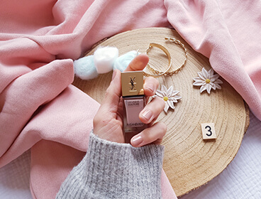 Comment se faire les ongles : 5 étapes pour une manucure facile. Vernis à ongles nude Yves Saint Laurent avec des éléments de décoration.