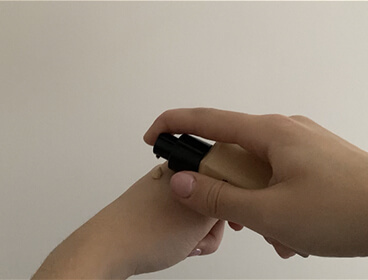 Application du fond de teint Yves Saint Laurent sur la main