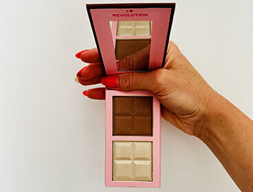 Latte Make-up : la tendance beauté
Chocolate contour Palette de Revolution